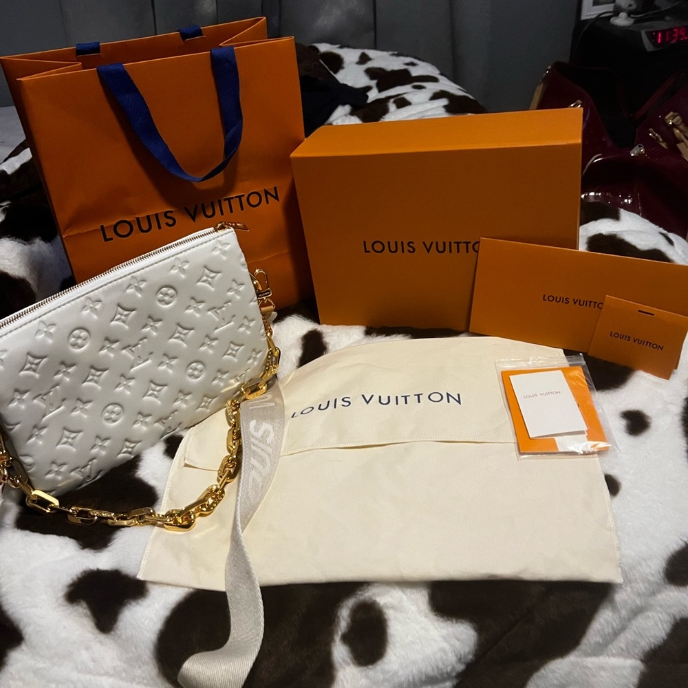 **** authentic Louis Vuitton coussin pm white shoulder bag****
$5,200.00